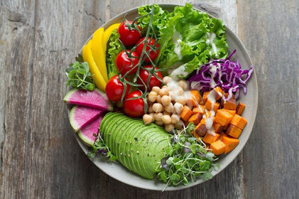 Dieta vegana pode fazer o cabelo cair? Descubra como evitar que isso aconteça 