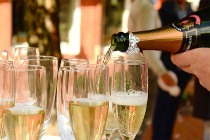 Dicas para evitar a ressaca nas festas de fim de ano e curtir com saúde e bem-estar 