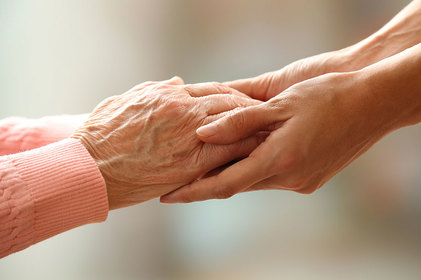Manter alguns cuidados diários pode contribuir com o bem-estar dos pacientes de Alzheimer
