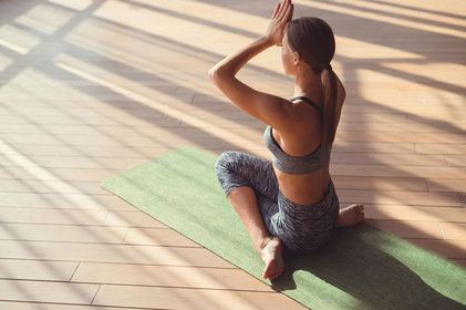 Especialistas reforçam que praticar yoga ajuda a combater ansiedade, depressão e outras enfermidades 