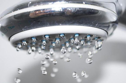 Pular banhos no frio agrava alergias e faz mal para pele, diz especialista