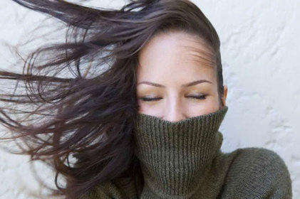 Queda de cabelo pode piorar no inverno, veja como reverter este quadro