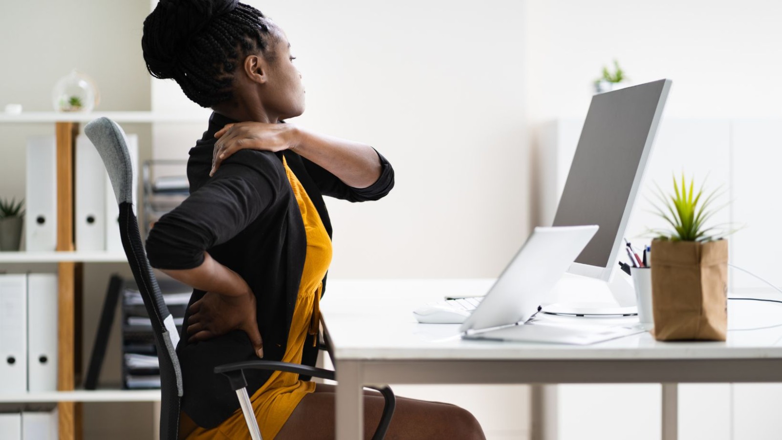 Problema comum na sociedade: Dores nas costas; como se prevenir ? 
